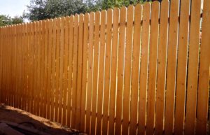 Какой забор дешевлеи практичнее строить: деревянный или из профнастила