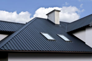 Металлопрофиль или металлочерепицу лучше выбирать для крыши