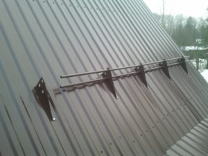 Пошаговая установка снегозадержателей на крыше из профнастила своими руками