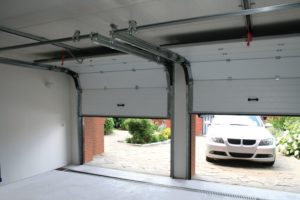 Как пошагово сделать и установить подъемные секционные гаражные ворота своими руками