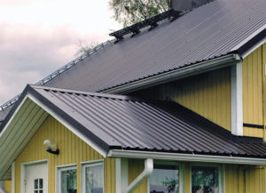 Чем лучше покрыть крышу дома недорого и качественно