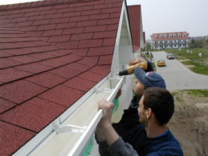 Как можно установить водостоки, если крыша уже покрыта
