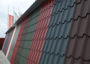 Какие бывают цвета металлочерепицы для крыши и их особенности